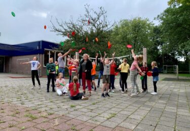 Foto bij het artikel: "Gemeente Súdwest-Fryslân deelt sportief cadeau uit aan basisschoolleerlingen"