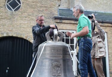 Foto bij het artikel: "Aankomst en plaatsen klok"