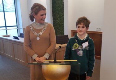 Foto bij het artikel: "Jan Eise Kruithof (10) geïnstalleerd als eerste kinderburgemeester van Súdwest-Fryslân"