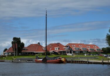 Foto bij het artikel: "Eerste vluchtelingen Oekraïne in Súdwest-Fryslân naar De Galamadammen Koudum"