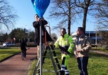 Foto bij het artikel: "<strong></noscript><br>Verkeersborden van riet, kalk en hars in Súdwest-Fryslân</strong>"