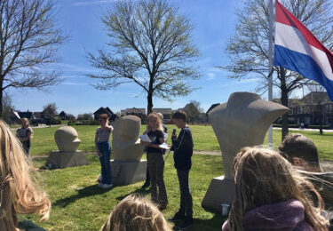 Foto bij het artikel: "Herdenking jeugd bij monument Thomashof"