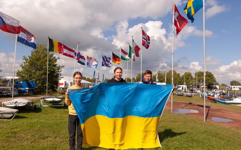 Oekraïense zeilsters worden warm onthaald in Workum bij Dutch Youth Regatta