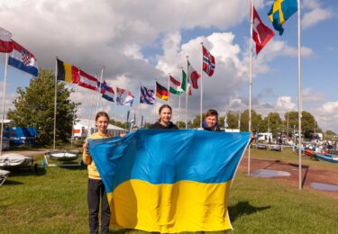 Foto bij het artikel: "Oekraïense zeilsters worden warm onthaald in Workum bij Dutch Youth Regatta"