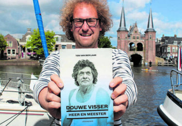 Foto bij het artikel: "Workumer schrijft boek over Douwe Visser"