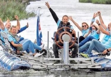 Foto bij het artikel: "Waterfiets Team Wybe zondagmiddag door Workum"