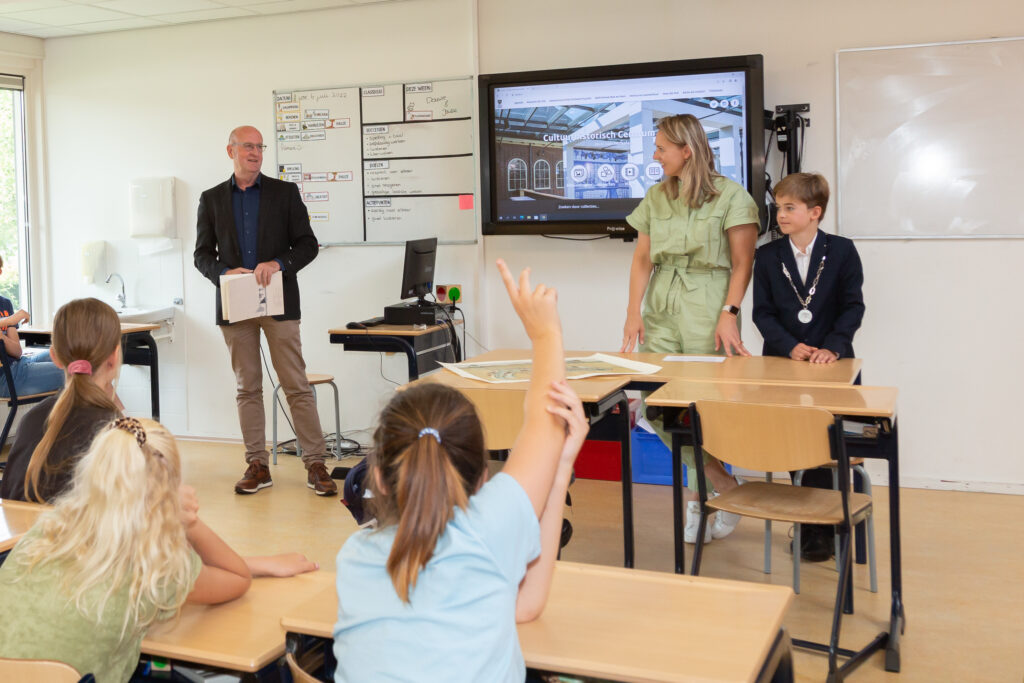 Kinderburgemeester lanceert archiefwebsite voor basisschoolleerlingen: “Tijdreis door Súdwest-Fryslân”