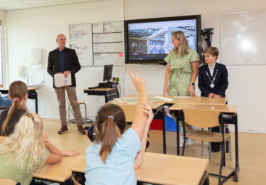 Foto bij het artikel: "Kinderburgemeester lanceert archiefwebsite voor basisschoolleerlingen: “Tijdreis door Súdwest-Fryslân”"