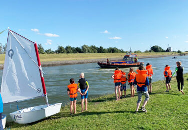 Foto bij het artikel: "Reddingboot is top, jeugd zeilvereniging Workum sluit af"