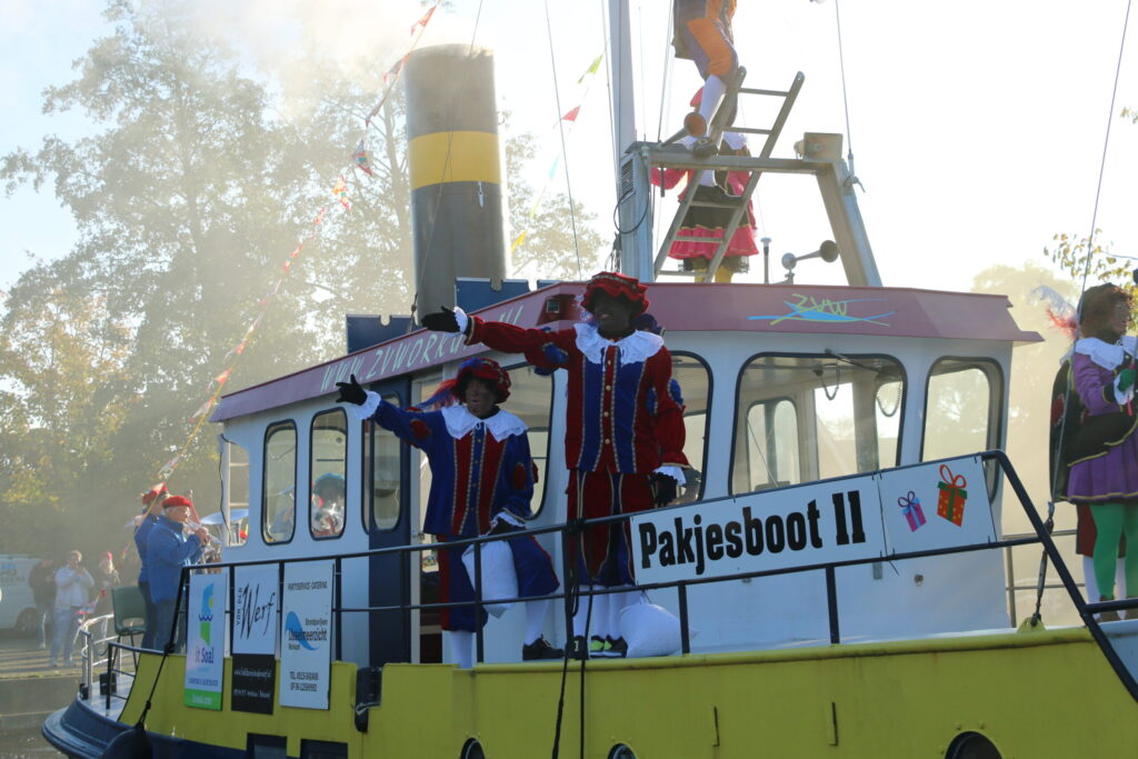 Sinterklaas feestelijk in Workum onthaald