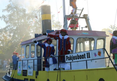 Foto bij het artikel: "Sinterklaas feestelijk in Workum onthaald"