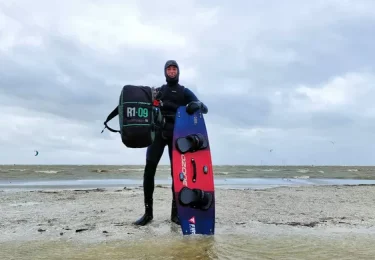 Foto bij het artikel: "Ulftenaar Jamie Overbeek (17) behaalt wereldhoogterecord kitesurfen"