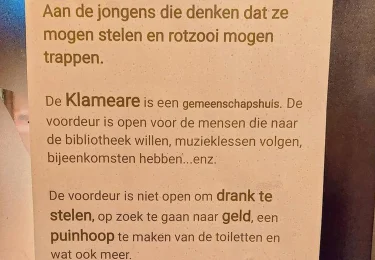 Foto bij het artikel: "Kultuerhús Klameare is overlast van jongeren zat en pikt het niet meer"