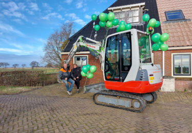 Foto bij het artikel: "Van Jouco en Esther Bouma Kraanverhuur bestaat 25 jaar   "