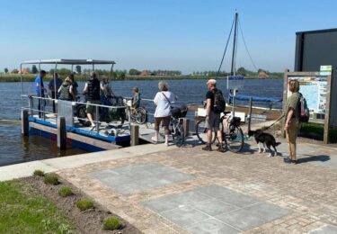 Foto bij het artikel: "Nieuwe locatie fietspont Gaastmeer-Nijhuizum geopend"