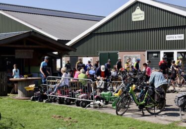 Foto bij het artikel: "Stempelen bij IJsboerderij ‘Margje 24’ – Prachtig weer voor fietsers Elfmerentocht"