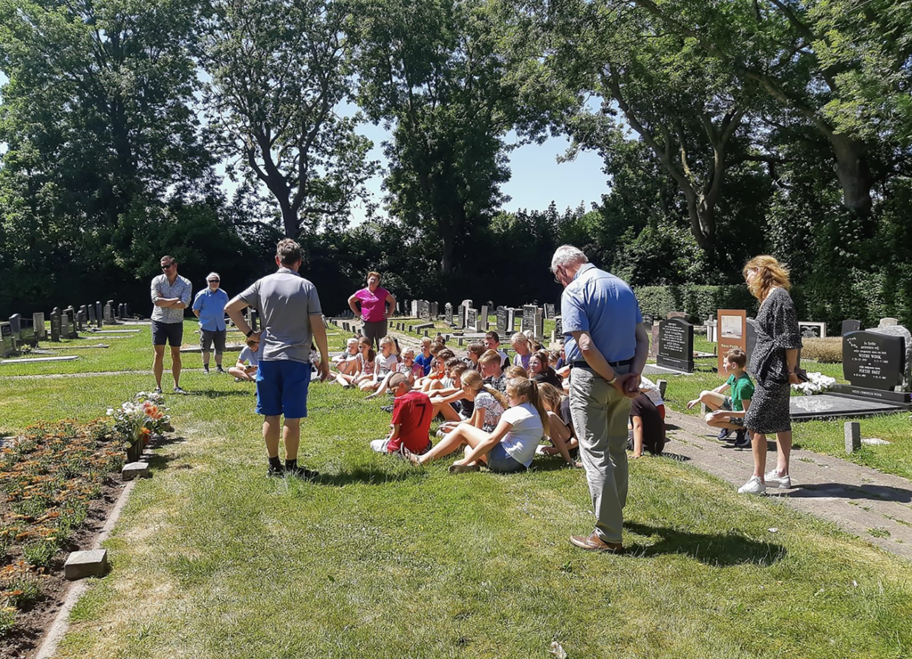 Kinderen herdenken vliegers