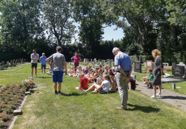 Foto bij het artikel: "Kinderen herdenken vliegers"