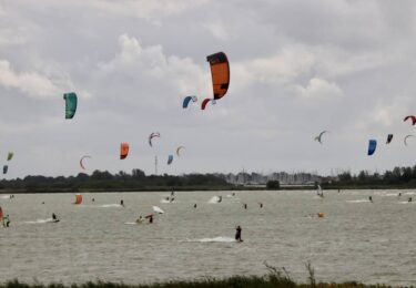 Foto bij het artikel: "Kitesurfers vinden weg naar Workum"