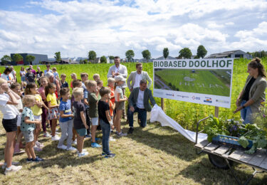 Foto bij het artikel: "Biobased doolhof is nu officieel geopend"