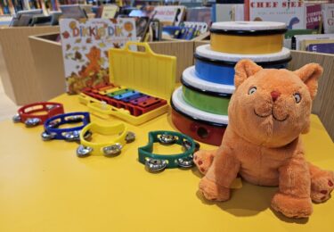 Foto bij het artikel: "Kom langs in de Bibliotheek en ga samen met je kind op avontuur in de wereld van Dikkie Dik!"