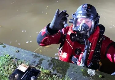 Foto bij het artikel: "Brandweerduikers halen verloren telefoon en pasjes uit het water tijdens oefening in Workum"