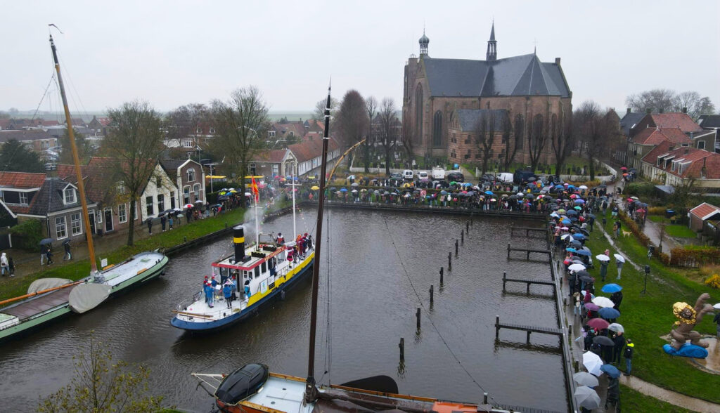 Verregende intocht Sinterklaas in Workum