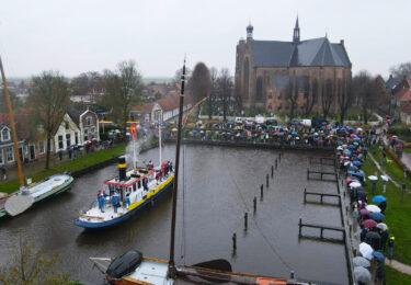 Foto bij het artikel: "Verregende intocht Sinterklaas in Workum"