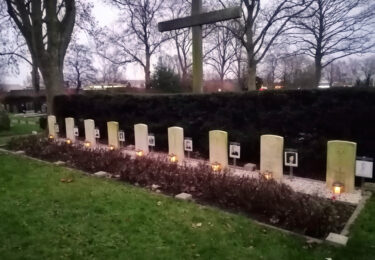 Foto bij het artikel: "Lichtjes op Oorlogsgraven Workumer begraafplaats"