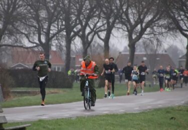 Foto bij het artikel: "“Oerpolderweer” teistert hardlopers in It Heidenskip"