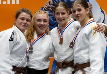 Foto bij het artikel: "Ciska Adema uit Workum en Mirthe Hartman uit Sexbierum Nederlands Kampioen Judo -18 jaar"