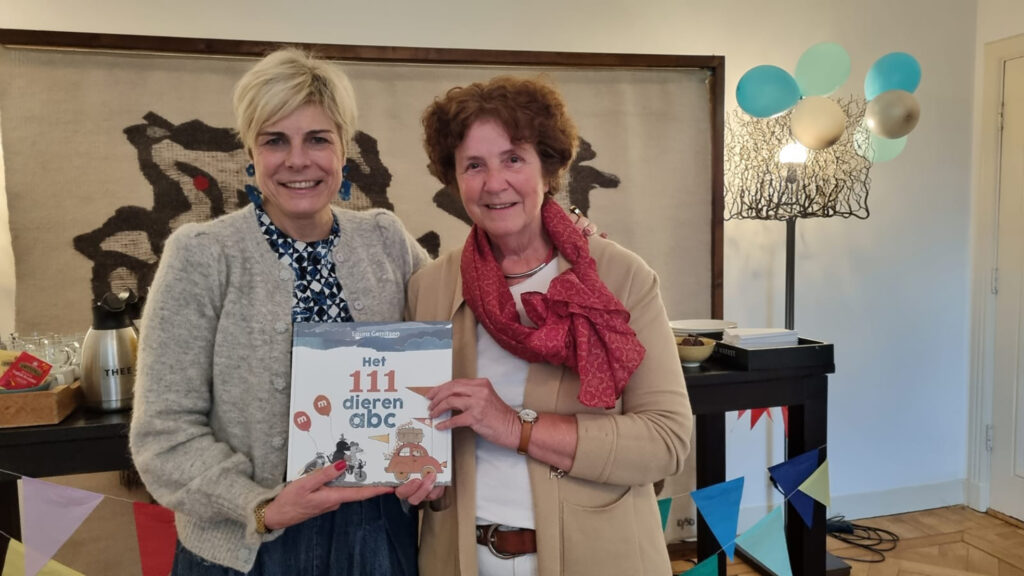 Boek Laura Gerritsen aangeboden aan prinses