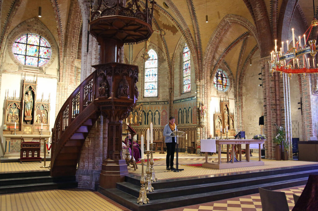 Workumers bekijken ‘hun’ interieur in Urbanuskerk