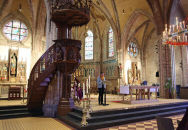 Foto bij het artikel: "Workumers bekijken ‘hun’ interieur in Urbanuskerk"