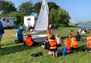 Foto bij het artikel: "Jeugdzeillessen bij de Zeilvereniging Workum"