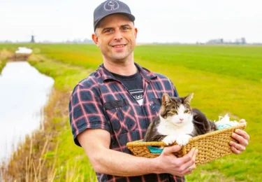 Foto bij het artikel: "Lancering 5e editie ‘Kuikens in het land, poes in de mand’"