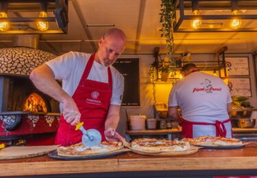 Foto bij het artikel: "Wesly (45) uit Workum is de enige pizzabakker in Friesland met een keurmerk "