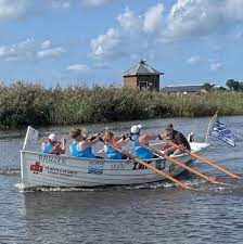 Foto bij het artikel: "Roeisters van Brûzer vangen bot op Urk"