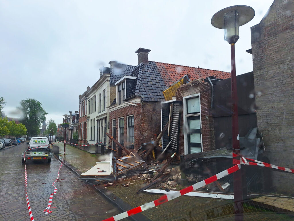 Pand naast Jopie Huisman museum stort deels in