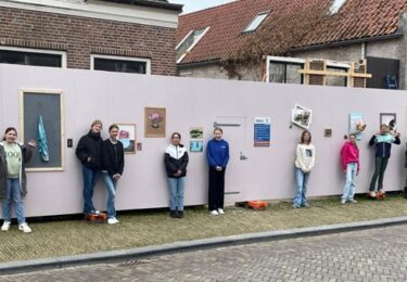 Foto bij het artikel: "Leerlingen Aeres Sneek pimpen gevel Jopie Huisman Museum met 3D kunst"