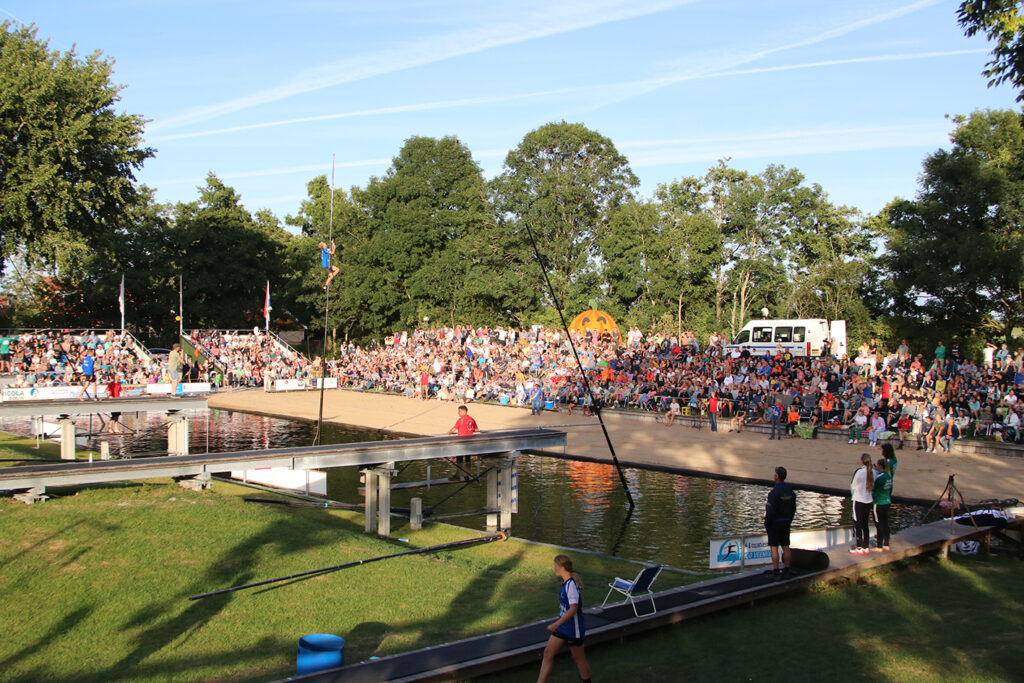 Nationale Fierljep Manifestatie in It Heidenskip