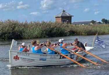 Foto bij het artikel: "De Brûzer dames tweede op de Amsterdamse Grachten"