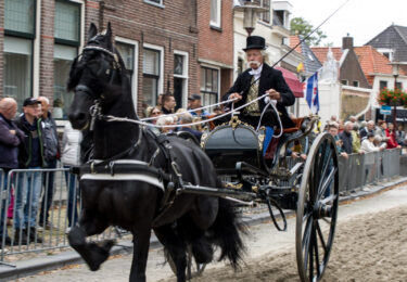 Foto bij het artikel: "Erelid Henk Dijkstra zelf weer op de sjees"