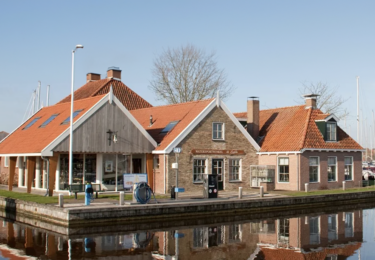 Foto bij het artikel: "Watersportwinkel de Liefde heeft nieuwe eigenaren"