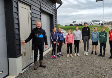 Foto bij het artikel: "Nieuwe loods IJsclub & Buitensport  op een sportieve wijze geopend"