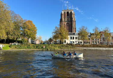 Foto bij het artikel: "Roeisters de Brûzer pakken overwinning"