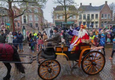 Foto bij het artikel: "De ontvangst van Sinterklaas in Workum is er een uit de kinderboekjes"