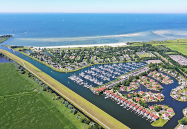 Foto bij het artikel: "MarinaParken breidt uit met vijfde locatie: Soal Bech Resort in Workum"