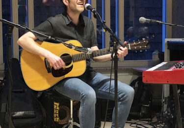 Foto bij het artikel: "J.A.N. zingt bij Vrouwen van Nu"