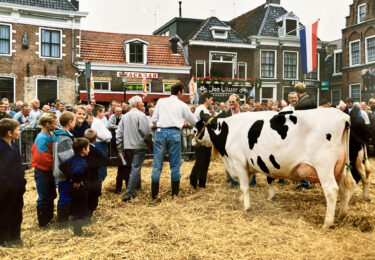 Foto bij het artikel: "Feekeuring troch de jierren hinne: een terugblik op 35 jaar jureren in Workum – door Auke Landman"